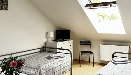 Chambre avec lits jumeaux, salle de bains commune