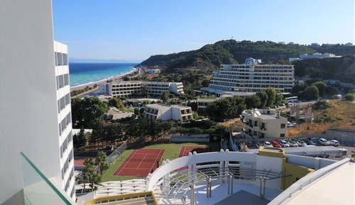 Chambre avec lits jumeaux, vue partielle sur la mer