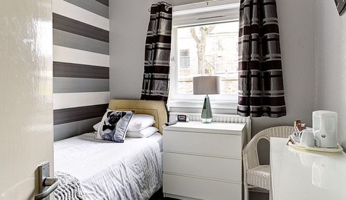 Chambre Simple, salle de bains attenante