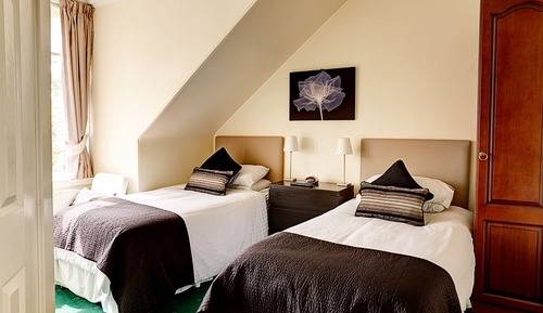 Chambre avec lits jumeaux, salle de bains attenante
