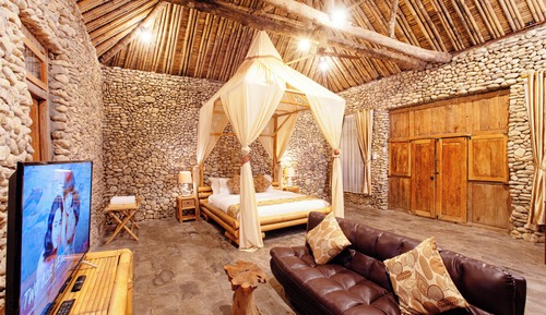 Chambre Royale, 1 très grand lit, vue jardin, côté montagne