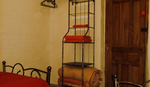 Chambre avec lits jumeaux, salle de bains commune