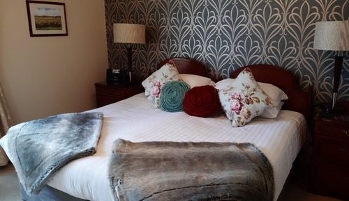 Chambre Double, salle de bains attenante