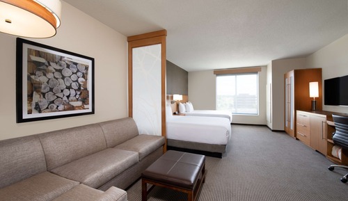 Chambre, accessible aux personnes à mobilité réduite (2 Queen & 1 Sofa Bed with Shower)