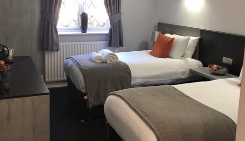 Chambre avec lits jumeaux, salle de bains privée