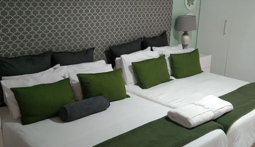 Suite Studio Luxe, plusieurs lits, four à micro-ondes, vue jardin