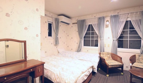 Chambre avec lits jumeaux, salle de bains privée, en angle (2nd Floor)