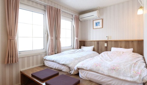 Chambre avec lits jumeaux, salle de bains privée (Up to 3 Guests)