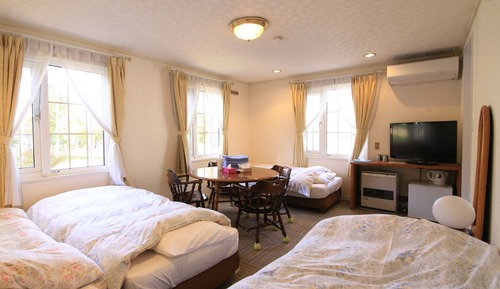 Chambre Quadruple, salle de bains commune (Shared bathroom opens 16:00-23:00)