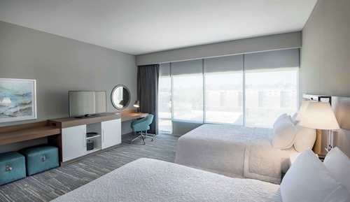 Chambre, 2 grands lits, accessible aux personnes à mobilité réduite, réfrigérateur (Roll-in Shower)