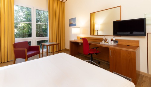 Chambre Standard, 1 lit double, baignoire accessible aux personnes à mobilité réduite