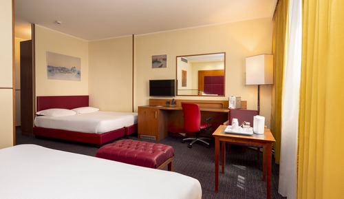 Chambre Standard (1 King Bed and 2 Single Beds)