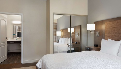 Suite, 1 très grand lit (Mobility & Hearing, Roll-in Shower)