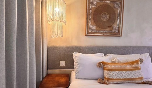 Chambre, vue partielle sur l'océan