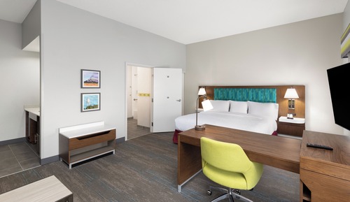 Chambre, 1 très grand lit, accessible aux personnes à mobilité réduite, baignoire