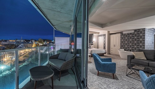 Suite horizon avec un lit king, balcon et vue sur le Vieux-Québec et les Laurentides