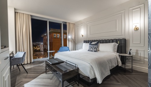 Chambre citadine avec un lit king