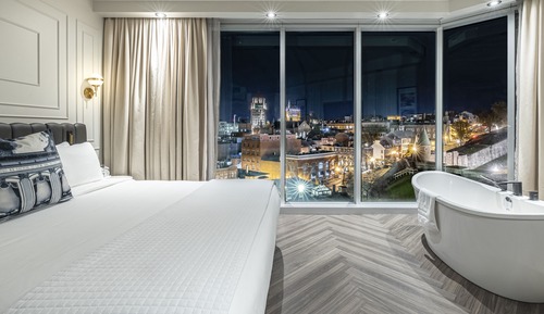 Suite citadine avec un lit king et vue sur le Vieux-Québec