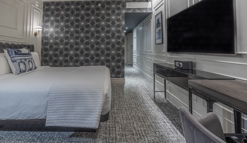 Chambre citadine avec un lit queen