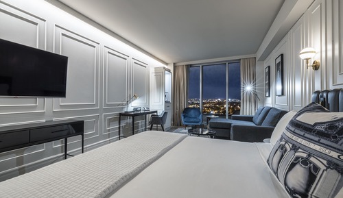 Chambre citadine adaptée avec un lit king, un canapé-lit