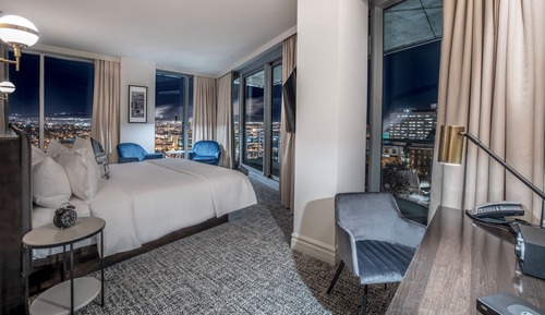 Chambre horizon avec un lit king, balcon et vue sur le Vieux-Québec