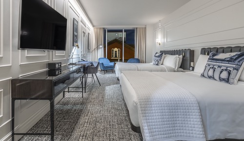 Chambre citadine avec deux lits queen