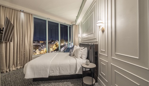 Suite Scenique avec un lit king et vue sur le Vieux-Québec