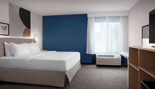 Chambre, 1 très grand lit et 1 canapé-lit, accessible aux personnes à mobilité réduite (Hearing)