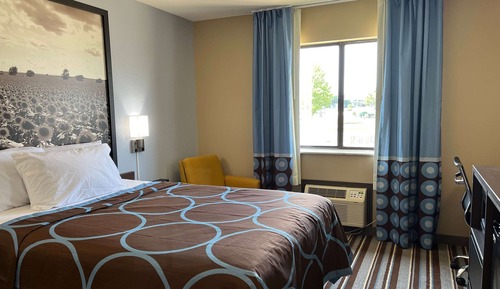 Chambre, 1 très grand lit, accessible aux personnes à mobilité réduite (Mobility,tub w grab bars)