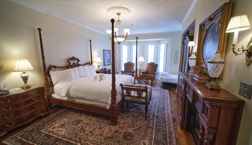 Chambre Simple Luxe, salle de bains attenante (Cortland Suite)