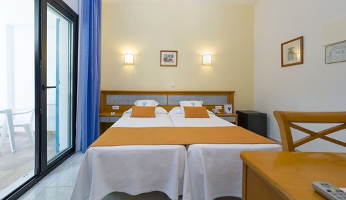 Chambre Double ou avec lits jumeaux, balcon, rez-de-chaussée