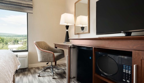 Chambre, 1 très grand lit, accessible aux personnes à mobilité réduite, baignoire (Mobility/Hearing)