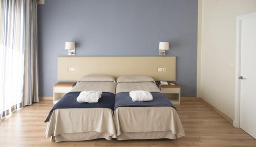 Chambre Double, balcon, vue partielle sur la mer