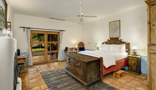 Chambre, 1 grand lit, vue jardin, côté cour intérieure (At Cibolo)