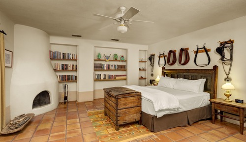 Chambre, 1 très grand lit, vue jardin, côté cour intérieure