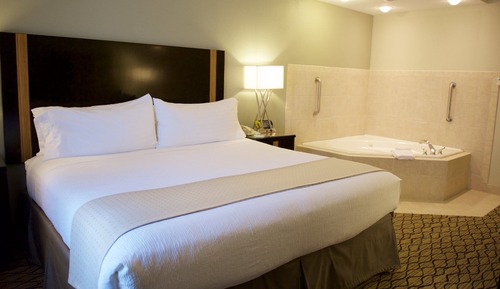 Chambre Standard, 1 très grand lit, baignoire à jets