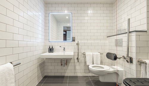 Chambre Standard, 1 très grand lit, baignoire accessible aux personnes à mobilité réduite