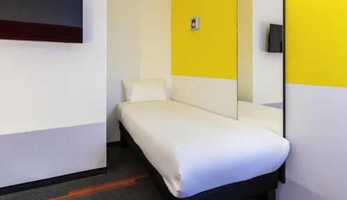 Chambre, plusieurs lits (Pop)