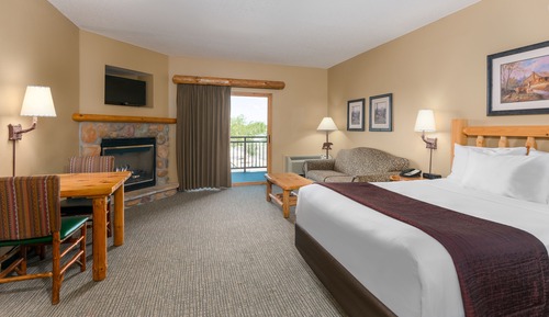 Suite (Waterpark Included-Wolf Den)