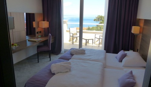Chambre avec lits jumeaux, balcon, vue mer