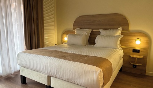 Chambre Double Supérieure, 1 très grand lit, balcon