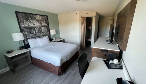 Suite, plusieurs lits, non-fumeurs (1 Queen Bed and 2 Twin Bunk Beds)