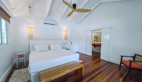 Miss Perla Balcony Upstairs Suites - King Bed