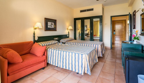Chambre Double (3 Adults + 1 Child)