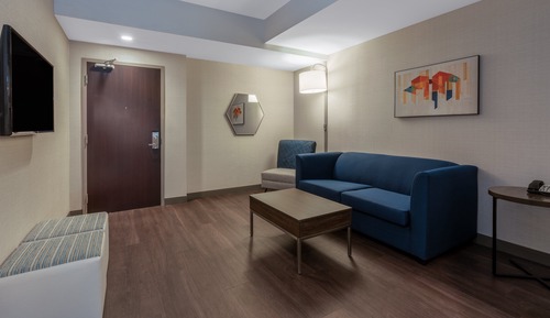 Suite, 1 très grand lit et 1 canapé-lit (Dining)