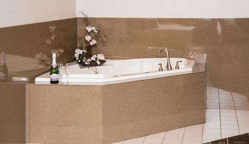 Chambre, 1 très grand lit, baignoire à jets