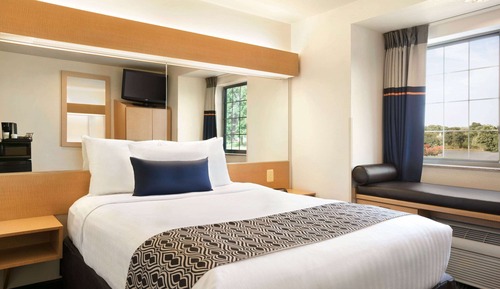 Chambre, 1 grand lit, accessible aux personnes à mobilité réduite, non-fumeurs (Mobility Accessible)