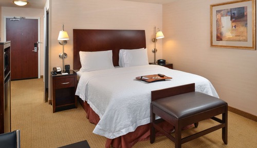 Chambre, 1 très grand lit, accessible aux personnes à mobilité réduite, non-fumeurs