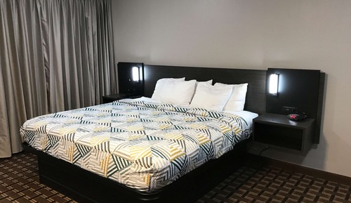 Chambre Standard, 1 très grand lit, fumeurs, réfrigérateur et four à micro-ondes