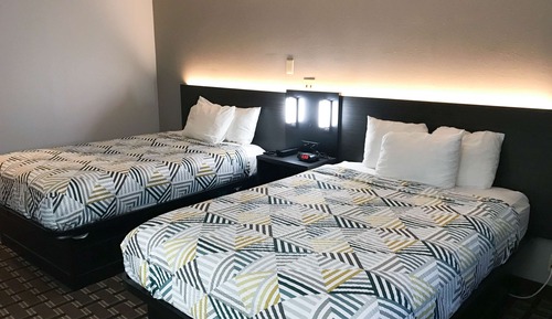 Chambre Standard, 2 lits doubles, fumeurs, réfrigérateur et four à micro-ondes
